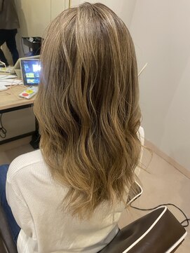 エルモ(ELMO) たっぷりのブリーチでエアタッチハイライト