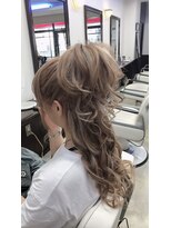 ムーブ(Moob)&nbsp;ウェーブヘアで作る高めのポニーテール【別府】