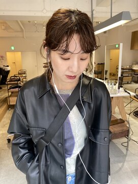 ルーム 烏丸(Room) ミディアムの後毛たっぷりパーマアレンジ