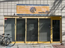 サウスイーストヘアー(SOUTH EAST Hair)の雰囲気(真っ白いブラインドと黄色い看板が目印4)