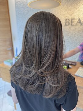 ビーチ(BEACH) 赤みなしアッシュベージュブリーチなしカラーレイヤーカット