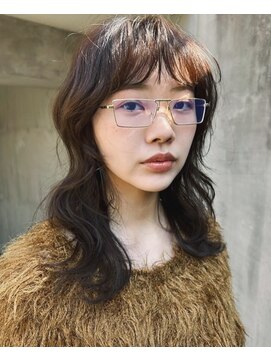 メロウ(MELLOW) 抜け感ミディ×ラフウェーブで、“飾らないのに垢抜ける”