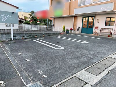 店舗前駐車場、女性の方でも安心して停められます