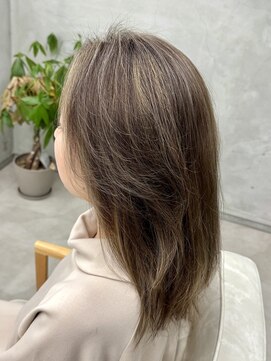 レヴィア(REVIA) レイヤーカットハイライトブリーチミルクティーベージュ