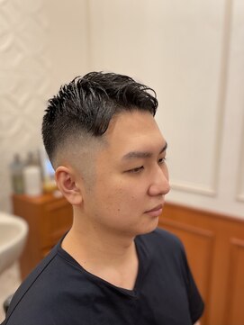 リバティシェアバーバー 銀座(LIBERTY SHARE BARBER) ビジネス×フェードカット　アップバングショート