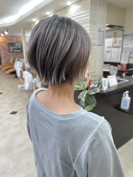 サラ(SARA) ハイトーン大人ショートボブ。