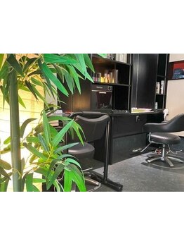 ベテランスタイリスト1名のみのプライベートサロン。落ち着いた雰囲気の空間で癒しのひとときを過ごして。