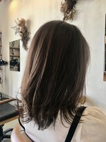チルハウス(Chill-hus) こなれストレートオフィスカジュアルモーヴグレージュくびれ巻き