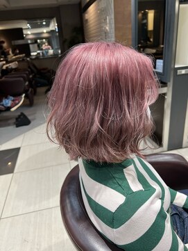 グロー(glow) 外ハネボブのホワイトピンクベージュ♪