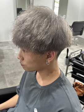 ヒュイル バイ ニアウ(Hwyl by Niau) メンズマッシュグレージュツイストスパイラルパーマ刈り上げ