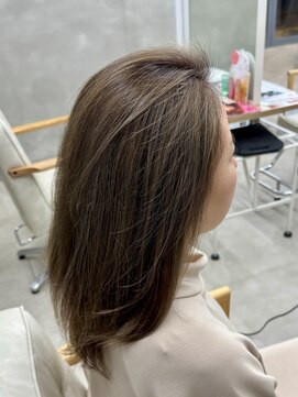 レヴィア(REVIA) レイヤーカットハイライトブリーチミルクティーベージュ