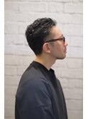 くせ毛を活かす大人ツーブロックショート