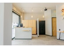 グレーの壁と木の組み合わせで北欧テイスト風の空間**