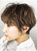 白髪ぼかしで広がりを抑える美髪ショート