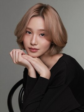 キヴィ(kivi) 透明感ベージュ イルミナカラー×大人ハイトーンボブ