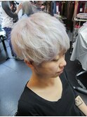 ホワイトヘアカラー刈り上げショート
