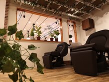 ヘアラウンジ メイドマイデイ(hair lounge Made my day)の雰囲気（★首に負担の少ないフラットなシャンプー台で癒しのひと時を）