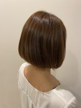 スタジオ アルファプラス 日暮里店(studio α+) ステップボーンカットカットボブショートハイライト白髪ぼかし