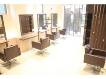 ヘアメイク クリア 神楽坂店(hair+make CLEAR)の雰囲気（明るい店内で皆さまを素敵なスタイルに◎お得な早割クーポンも◎）