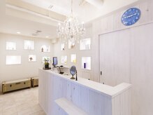 ヘアースペースブルーム リアン 岡町店(HAIR SPACE BLOOM Lien)の雰囲気（白を基調としたスタイリッシュな店内）