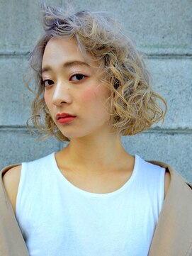 ニーィ バイ カータ(Niii by CARTA) ハイトーンボブ