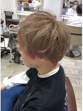 ティアラ 桜木町(TIARA) 無造作マッシュ インナーカラー ミルキーレッド