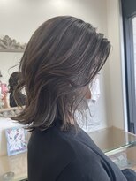 ヘアーメイク スリー(Hair Make 3) さりげないイヤリングカラーでグレー