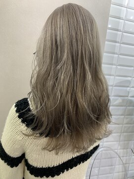 ハブ(hub) 【天神今泉】ホワイトグレージュ