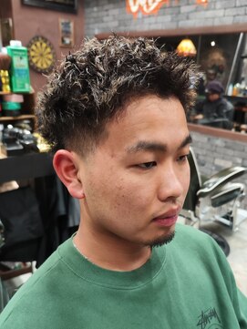 フォーコーナーズカットショップスリーセント 栄(FourCornersCutShop 3/cent) ツイストパーマ/フェードカット/スキンフェード