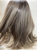 外ハネスタイルで透明感のあるベージュ