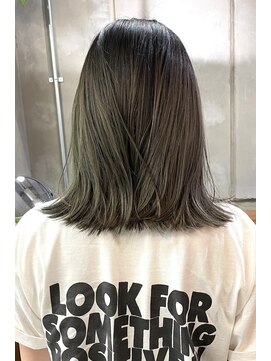 ザ デイ(THE DAY) オリーブカラーとミディアムヘア