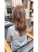 透明感と柔らかさを髪で纏うウェーブロング/アッシュブラウン