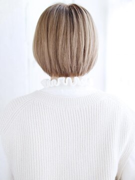 ヘアメイク ナル(hair make nalu) ハイトーンベースのストレートボブ