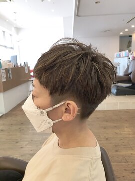 コワファースト 別府 刈り上げショート　ハイライトカラー