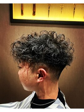 ビップ(V.I.P) ランダムパーマ＋スキンフェード