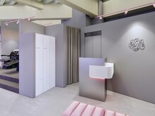 ジュエム(jouerm)の雰囲気（おしゃれなロゴのある店内【レイヤーカット/ブリーチ/暖色】）
