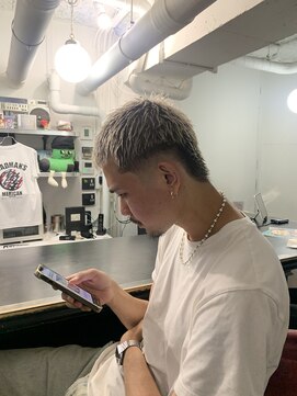 メリケンバーバーショップ フクオカ(MERICAN BARBERSHOP FUK) フェザーパーマサーフカール刈り上げセンターパート