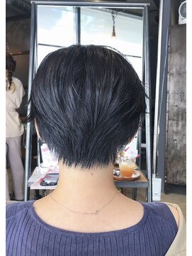 エミュー(emue) emue京都○大人可愛いショート×ブルーブラックカラー○中島