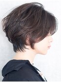 襟足にゆとりを持たせたショートヘア/ショートボブ