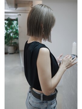 フェイヴィーズ(FavyS) ダブルカラーベージュ切りっぱなしボブ