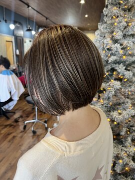 ロイズ ヘアデザイン アンド スパ(LOES) ホワイトブロンドハイライト×丸みショート×白髪ぼかし