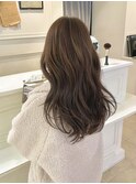 ナチュラルウェーブで魅せる、上品ロングヘア