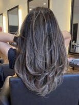 ゼウス(Zeus.)&nbsp;海外ヘアーハッシュカットレイヤーカットハイライトカラー