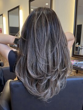 ゼウス(Zeus.) 海外ヘアーハッシュカットレイヤーカットハイライトカラー