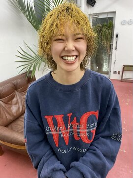 フィン(fin,) fin, ブリーチカラー/イエローカラー/ウルフカット/ダブルカラー