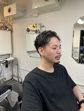 メリケンバーバーショップ フクオカ(MERICAN BARBERSHOP FUK) 波巻き束感ショートツーブロックマッシュアップバングコンマヘア