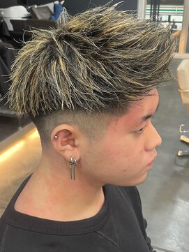 バース バイ ハピネス(BIRTH by happiness) 奈良men'sフェードジェットモヒカン メッシュカラー 短髪