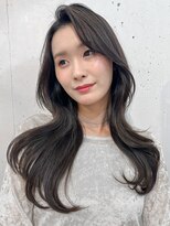 キリ 表参道(kyli)&nbsp;うるツヤミディアムレイヤーカットくせ毛風カール小顔カット