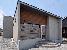レティス(REttice)の雰囲気（JA津中央支店津店様隣、駐車場4台完備こちらの建物になります◎）