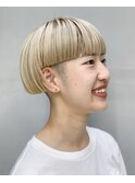 short［変形マッシュボブウルフホワイトブロンドワイドバング］